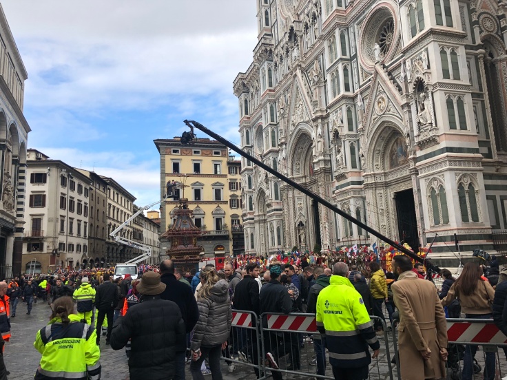 Preparing for the explosion of the cart in Florence.